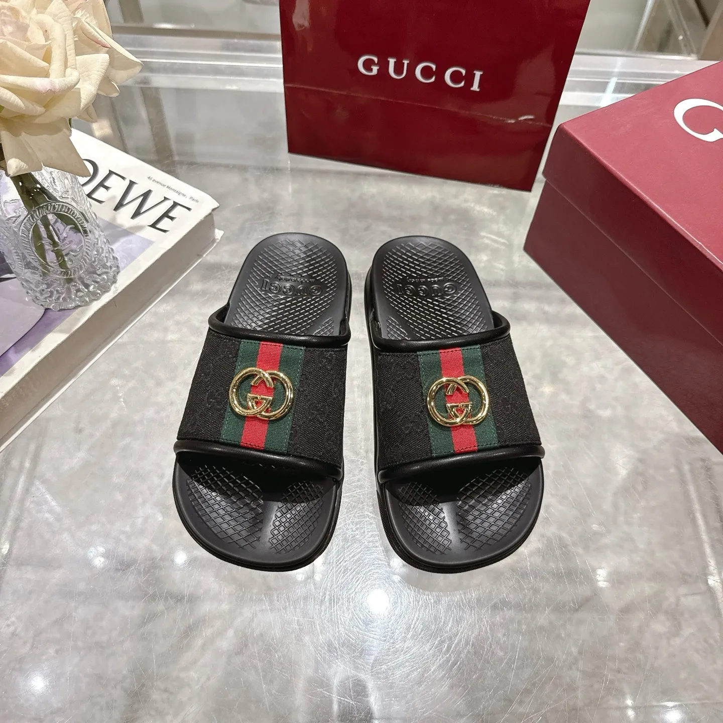 👑 Men's Shoes 420💰 New Summer Men's Slip-On Slides This piece is inspired by the summer spirit and beach clubs of the Italian coast and is part of Gucci Lido. The Pre-Fall collection reinterprets the brand's signature elements and sophisticated patterns in a contemporary way. Made from black rubber, these flat sandals feature a slip-on design that reinterprets the brand's distinctive green and red web design.  GG Classic Upper Men's Molded Rubber Footbed GG Gold Hardware Logo Flat Made in Italy Size: Men's 40 to 47,